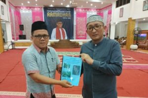 Ketua LPM Bungo Pasang, Sunandar (kiri) menyerahkan proposal penanggulangan bencana kepada Wali Kota Padang, Hendri Septa (kanan) pada bulan Ramadan 1444 Hijriah lalu. (Foto: Dok. Istimewa)