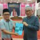Ketua LPM Bungo Pasang, Sunandar (kiri) menyerahkan proposal penanggulangan bencana kepada Wali Kota Padang, Hendri Septa (kanan) pada bulan Ramadan 1444 Hijriah lalu. (Foto: Dok. Istimewa)