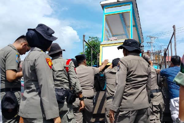 Penertiban tim gabungan di kawasan Pasar Raya Padang pada Senin (17/7/2023) siang. (Foto: Dok. Satpol PP)