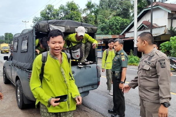 Pelajar SMP Negeri 19 Padang menaiki mobil Danramil 07/Bungus untuk pergi sekolah. (Foto: Dok. Istimewa)