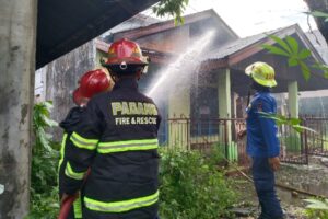 Petugas memadamkan api yang menghanguskan rumah pensiunan guru di kawasan Lubuk Buaya pada Senin (24/7/2023) sore. (Foto: Dok. Damkar Padang)
