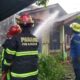 Petugas memadamkan api yang menghanguskan rumah pensiunan guru di kawasan Lubuk Buaya pada Senin (24/7/2023) sore. (Foto: Dok. Damkar Padang)
