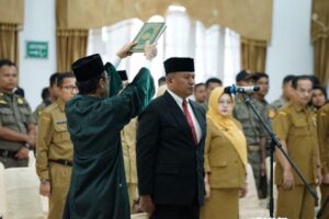 Eks Kepala Satpol PP Kota Padang, Mursalim dilantik sebagai Kepala Biro Adpim Pemprov Sumbar. (Foto: Dok. Adpim)