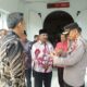 Ketua KPU Sumbar, Surya Efitrimen menerima penjelasan dari Kabag Ops Polres Dharmasraya, Kompol Eliswantri terkait Kirab Pemilu 2024 di Kabupaten Dharmasraya. (Foto: Dok. KPU Sumbar)