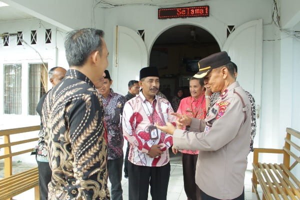 Ketua KPU Sumbar, Surya Efitrimen menerima penjelasan dari Kabag Ops Polres Dharmasraya, Kompol Eliswantri terkait Kirab Pemilu 2024 di Kabupaten Dharmasraya. (Foto: Dok. KPU Sumbar)