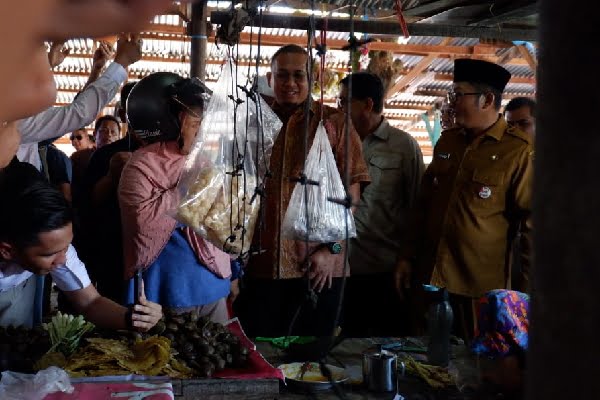 Anggota DPR RI, Andre Rosiade didampingi Wali Kota Padang meninjau rencana revitalisasi Pasar Ulak Karang. (Foto: Dok. Tim AR)