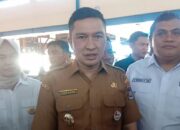 Pemko Kerahkan Siswa SMP Bersihkan Pantai Padang