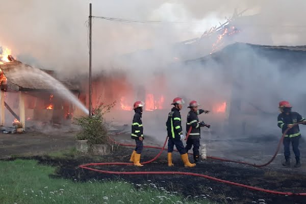 Kebakaran di eks pabrik tekstil PT Sumatex Subur pada Kamis (27/7/2023) sore. (Foto: Dok. Dinas Damkar)