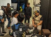 Satpol PP Sita 22 Botol Miras dan Segel Kafe di Padang