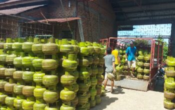 Sejumlah pekerja membongkar muat gas LPG 3 kilogram untuk diedarkan ke pasaran. (Foto: Dok. Pertamina)