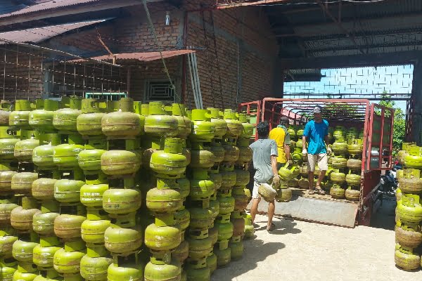 Sejumlah pekerja membongkar muat gas LPG 3 kilogram untuk diedarkan ke pasaran. (Foto: Dok. Pertamina)