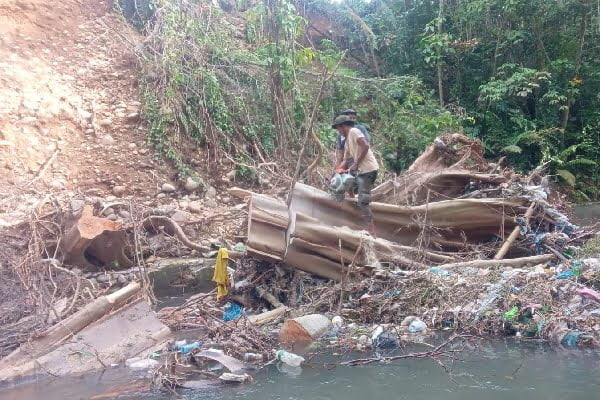 Pohon tumbang menghambat aliran sungai di kawasan Tanah Sirah, Kecamatan Lubuk Begalung, Kota Padang. (Foto: Dok. Pusdalops PB)