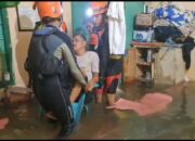 Tim SAR Gabungan Evakuasi Warga Sakit Stroke Terdampak Banjir di Padang