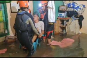 Tim SAR gabungan evakuasi korban penyintas stroke terdampak banjir di kawasan Bandar Purus. (Foto: Dok. Istimewa)