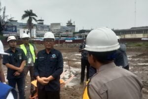 Wali Kota Padang, Hendri Septa mengecek pembangunan Pasar Raya Fase 7. (Foto: Dok. Radarsumbar.com)