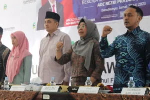 Badan Pelindungan Pekerja Migran Indonesia (BP2MI) bersama Anggota DPR-RI saat menggelar sosialisasi peluang kerja dan proses migran aman di Agam, Sumatera Barat. (Dok. Antara/Al Fatah)