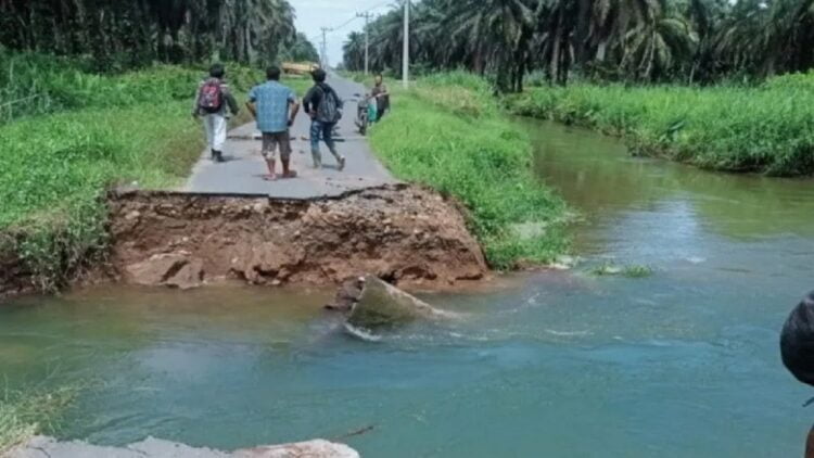 Jembatan menuju daerah Objek Wisata Sikabau Kecamatan Parit Koto Balingka Kabupaten Pasaman Barat putus dihantam air sungai, Selasa (18/7/2023). Antara/HO-Diskominfo Pasbar).