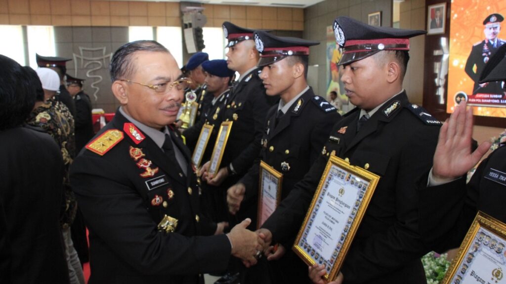 Kapolda Sumbar beri penghargaan personel di Hari Bhayangkara ke-77. (dok. Bidhumas)