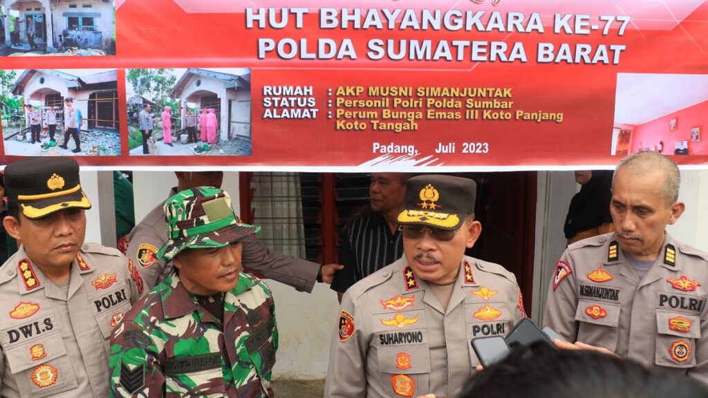 Kapolda Sumbar Irjen Pol Suharyono diwawancarai wartawan saat mengecek bedah rumah personilnya. (dok. Bidhumas)