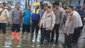 Kapolda Sumbar Irjen Pol Suharyono cek kondisi warga Padang yang terdampak banjir. (dok. Bidhumas)