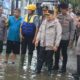 Kapolda Sumbar Irjen Pol Suharyono cek kondisi warga Padang yang terdampak banjir. (dok. Bidhumas)