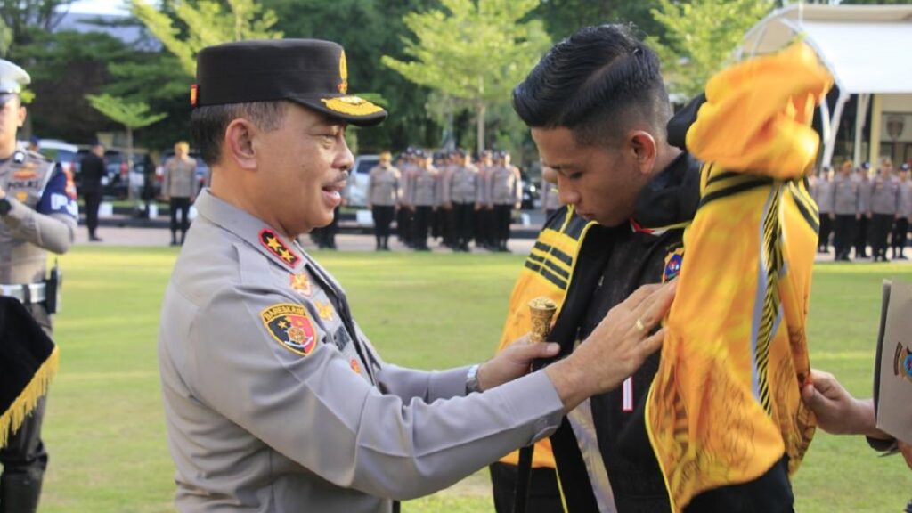 Kapolda Sumbar lepas kontingen turnamen voli Piala Kapolri. (dok. istimewa)