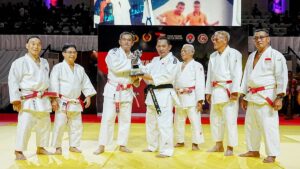 Kapolri Jenderal Listyo Sigit Prabowo mendapatkan sabuk hitam judo. (dok. Divhumas)