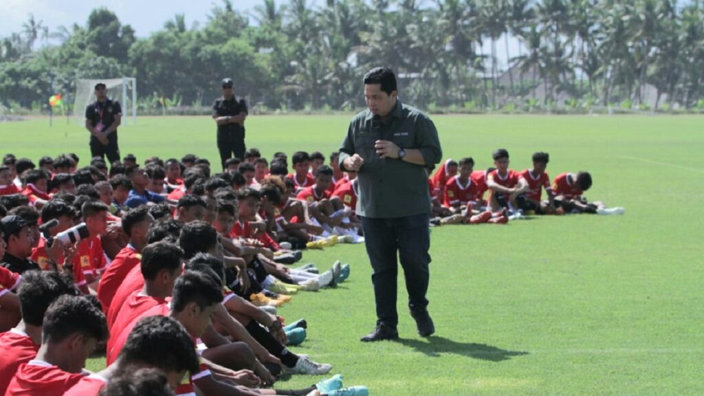 Ketum PSSI, Erick Thohir mengecek seleksi pemain timnas Indonesia U-17. (dok. PSSI)