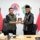 Serah terima cenderamata antara Pempov Sumbar dan BNPB. (dok. istimewa)