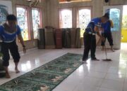 Ditlantas Polda Sumbar Semarakan Satu Muharam dengan Bersihkan Masjid