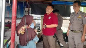 Satpol PP Padang beri arahan pedagang yang berjualan di fasum. (dok. Satpol PP Padang)