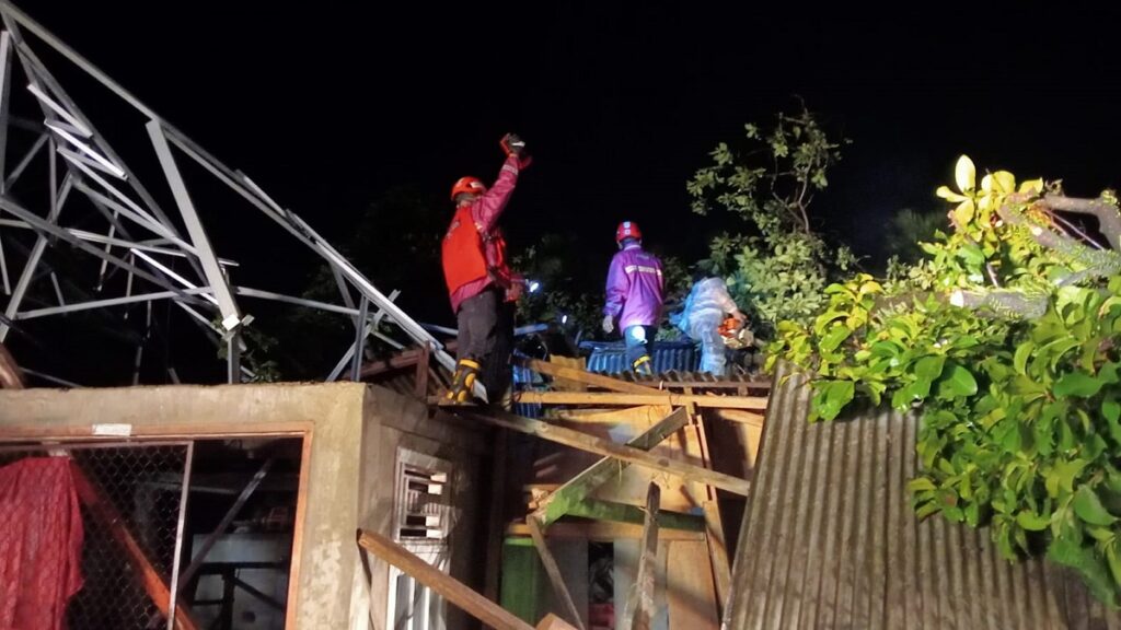 TRC Semen Padang bantu rumah tertimpa pohon di Padang Besi. (dok. Humas)