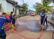 Pasca Banjir, Damkar Padang Lakukan Pembersihan Fasum di Empat Titik Ini