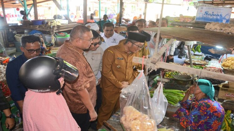 Anggota DPR RI Andre Rosiade bersama Wali Kota Padang Hendri Septa meninjau Pasar Ulak Karang yang bakal segera direvitalisasi. (Foto: Dok. Istimewa)