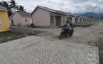 Pekerja melintas di sekitar proyek pembangunan perumahan bersubsidi di Kabupaten Sigi, Sulawesi Tengah, Rabu (14/6/2023). (dok. ANTARA FOTO/Mohamad Hamzah/hp)