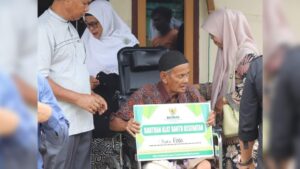 Bantuan kursi roda dari Pemko Padang. (dok. Diskominfotik Padang)