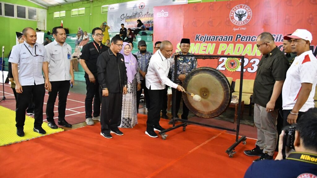 Direktur Keuangan PT Semen Padang, Oktoweri memukul gong tanda dimulainya Kejuaraan Pencak Silat Semen Padang Open 2023. (dok. Humas Semen Padang)