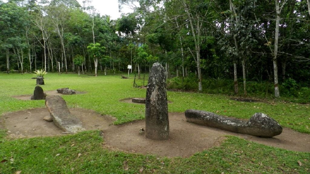 Penampakan menhir di Limapuluh Kota. (dok. Kemendikbud)