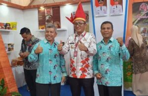 Wali Kota Padang, Hendri Septa (tengah) diapit oleh dua Staf Ahli, Syahrial Kamat (kiri) dan Guswardi (kanan) di Rakernas Apeksi XVI Makassar. (Foto: Dok. Istimewa/Facebook: Guswardi Wardi)