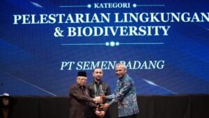 Dirut Semen Padang Asri Mukhtar menerima penghargaan Padmamitra Award 2022 dari Wapres Maruf Amin. (dok. Humas)