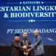 Dirut Semen Padang Asri Mukhtar menerima penghargaan Padmamitra Award 2022 dari Wapres Maruf Amin. (dok. Humas)
