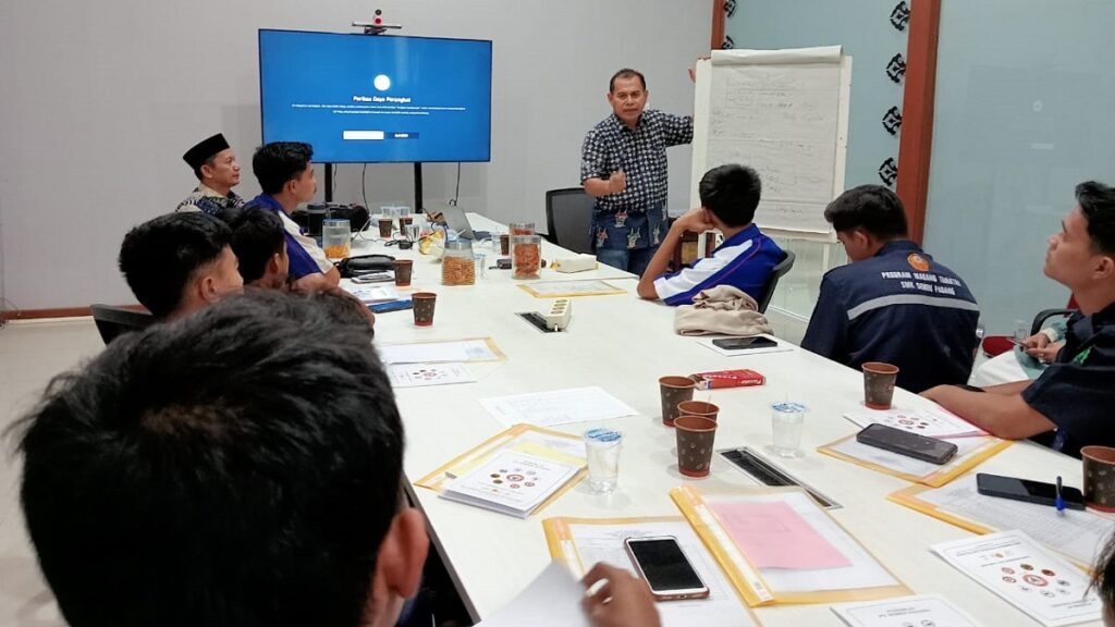 Review bulanan program magang SMK Semen Padang. (dok. humas)