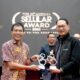 Andrijanto Muljono, Chief Commercial Officer Smartfren menerima penghargaan Selular Awards 2023 yang diserahkan oleh (kiri) Budiman, Direktur Selular Media Network. Penghargaan tersebut diperoleh dari dua kategori, yaitu Best Social Movement dari Gerakan 100% untuk Indonesia yang diprakarsai Smartfren serta Best eSIM Provider untuk eSIM Smartfren. (dok. istimewa)