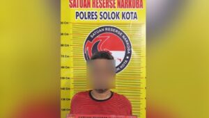 Oknum ASN ditangkap karena diduga terlibat penyalahgunaan narkotika jenis sabu-sabu. (Foto: Dok. Polres Solok Kota)