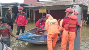 Tim TRC Semen Padang bantu korban banjir di dua kawasan. (dok. Humas)