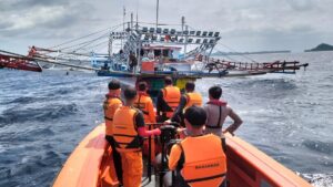 Basarnas Mentawai evakuasi kapal nelayan. (dok. SAR Mentawai)
