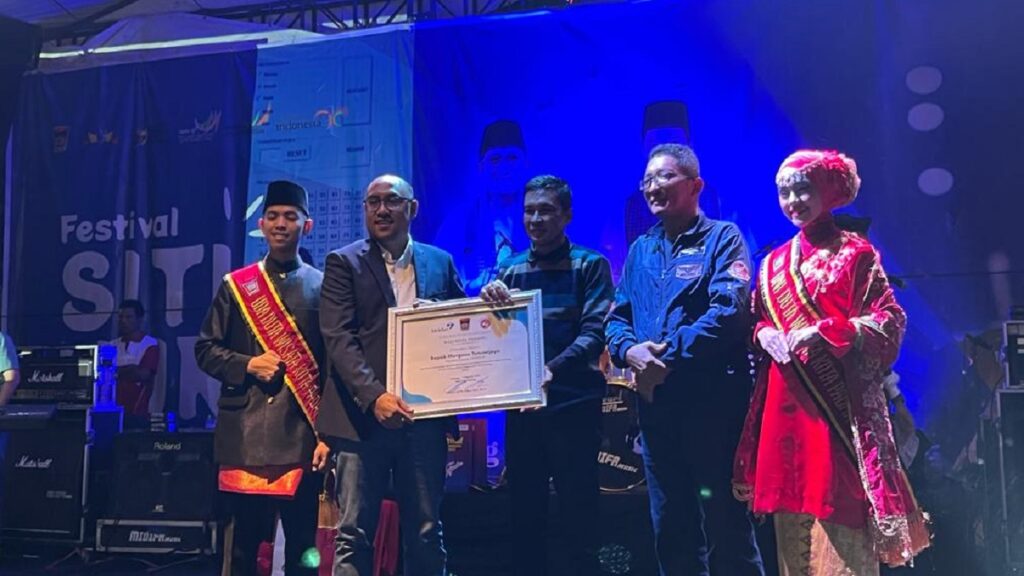 FIFGROUP serahkan bantuan untuk stunting di Kota Padang. (dok. istimewa)