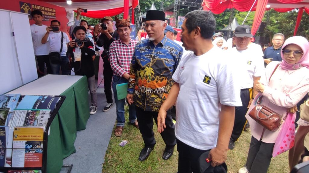 Kakanwil Kemenkumham Sumbar Haris Sukamto bersama Gubernur Mahyeldi saat mengunjungi legal expo Kemenkumham Sumbar di kawasan GOR H. Agus Salim Padang. (dok. istimewa)