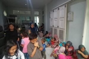 Perempuan dan anak-anak mengungsi ke rumah tokoh masyarakat asal Pasaman Barat, Maidestal Hari Mahesa. (Foto: Dok. Radarsumbar.com/Muhammad Aidil)