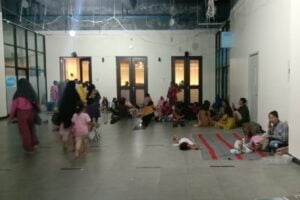 Sejumlah ibu-ibu yang membawa anak-anak peserta demo dari Air Bangis beristirahat di pelataran Masjid Raya Sumbar, Selasa (1/8/2023) malam. (Foto: Dok. Radarsumbar.com/Muhammad Aidil)